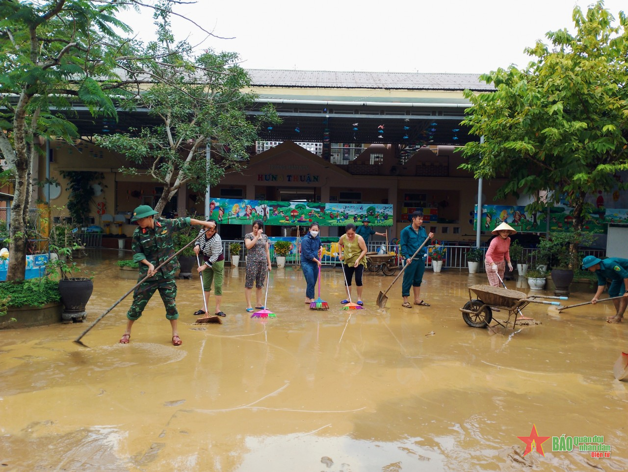 Khẩn trương khắc phục hậu quả mưa lũ, sớm đón học sinh trở lại trường